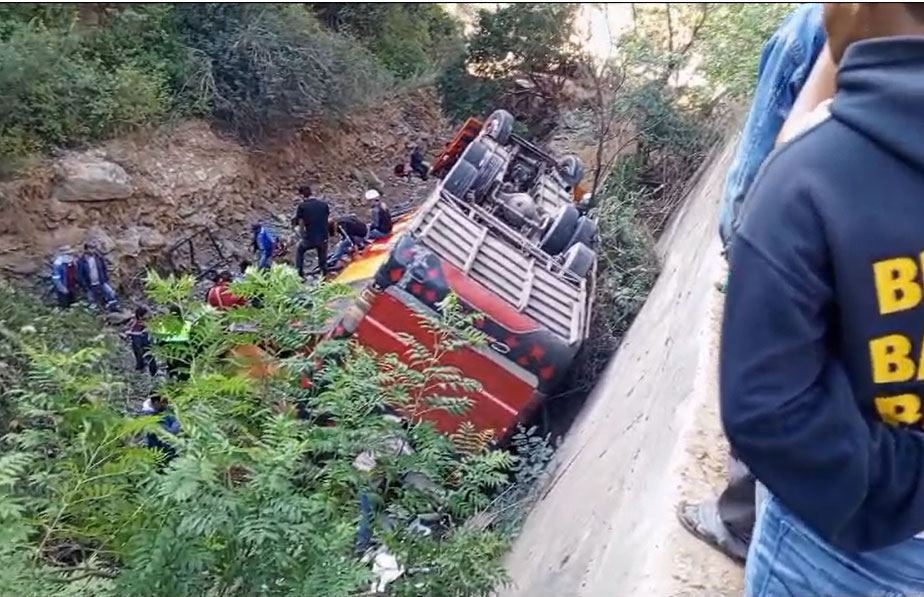 Tránsito reporta al menos seis fallecidos por embarrancamiento en la ruta antigua Cochabamba-Santa Cruz