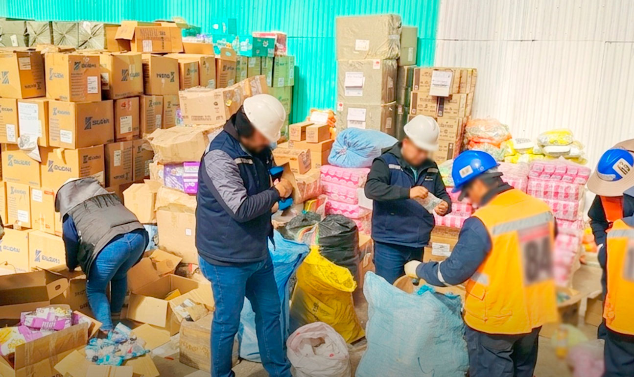 Aduana incauta e incinera más de 13 toneladas de mercancía ilegal en Oruro
