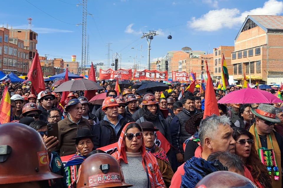 Gobierno responde a cabildo de la COB: “se avanza trabajando, no parando, no bloqueando”
