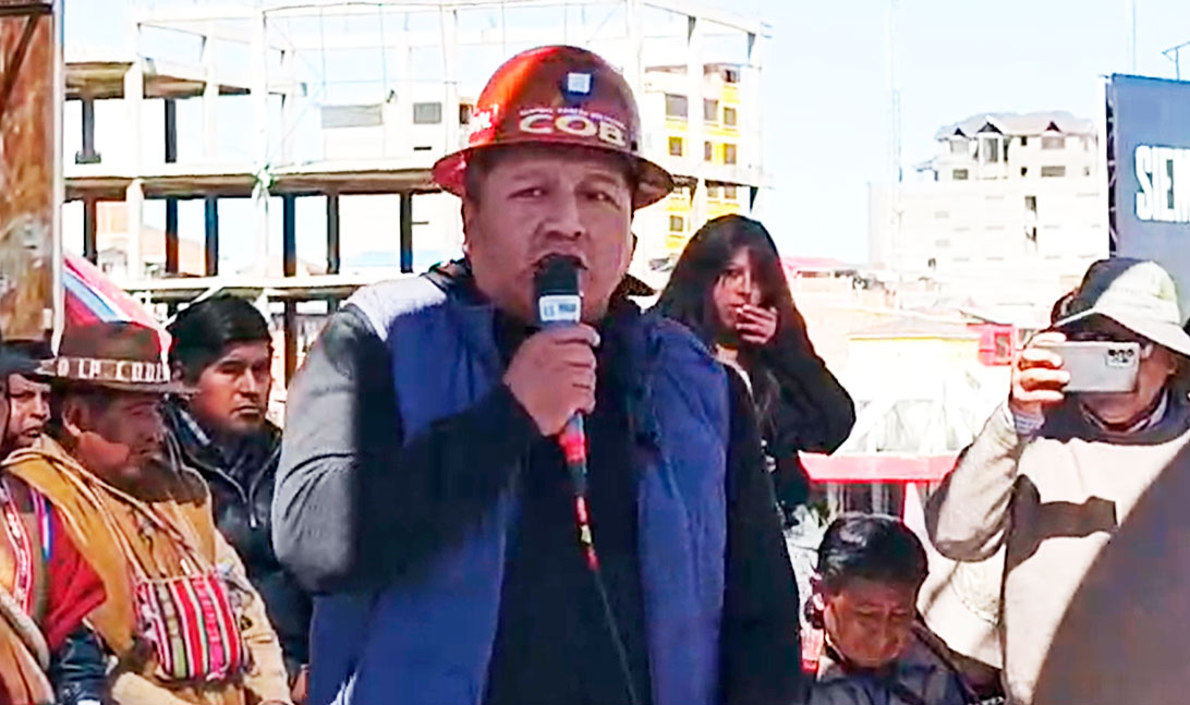 Argollo reaparece en un cabildo y pide no abandonar a la dirigencia