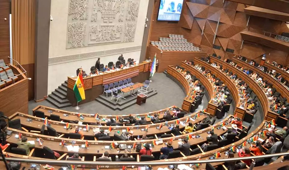 Exdiputados son conminados a devolver equipos, pero reclaman que se cumpla debido proceso