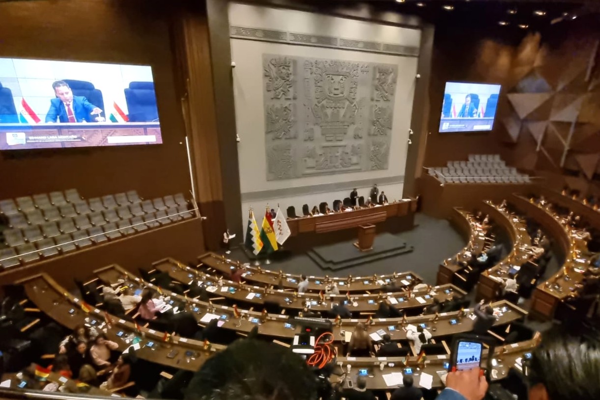Asamblea no censura al ministro de Hidrocarburos tras interpelación por combustible