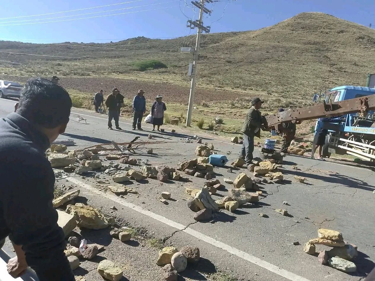 Comunarios y transportistas bloquean la ruta Sucre-Potosí por falta de gasolina y diésel