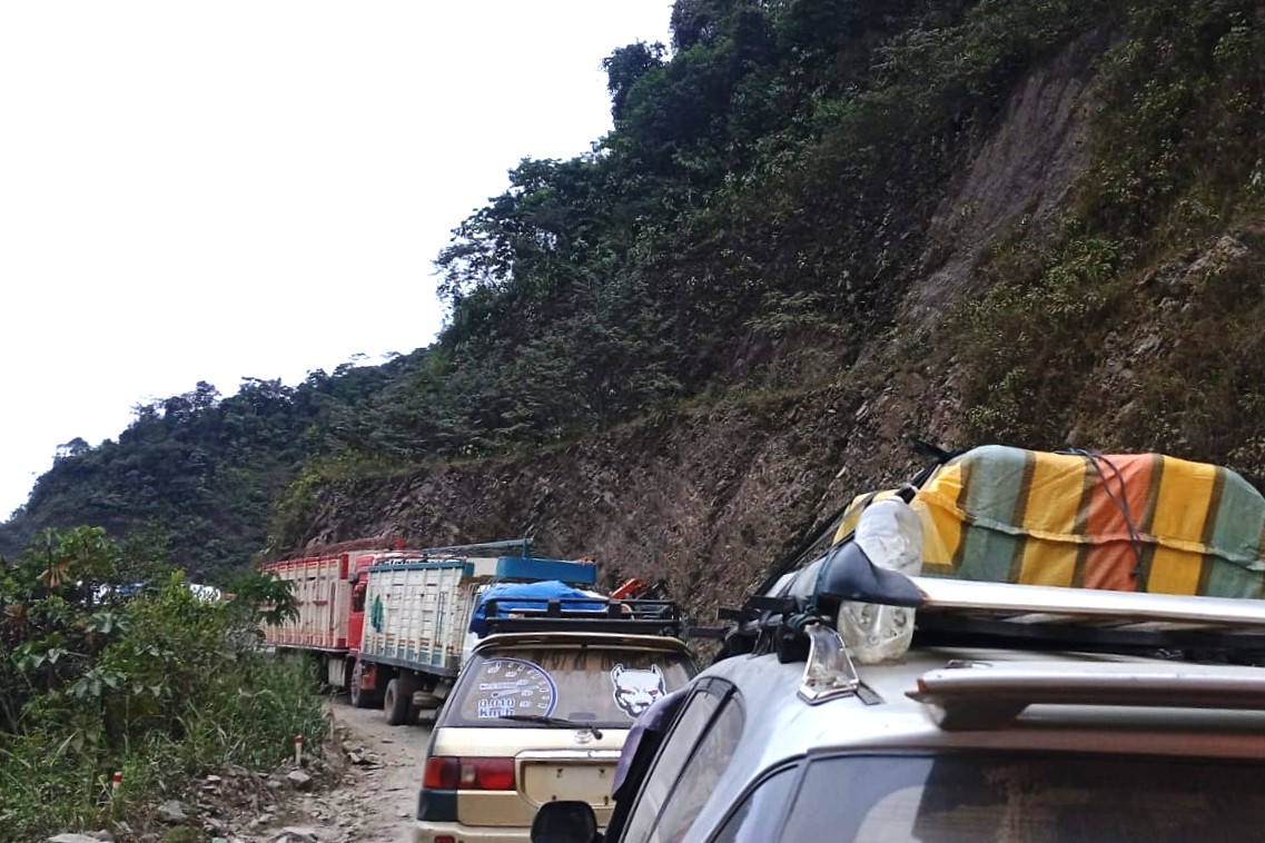 Gobierno perfila medidas para aliviar deudas bancarias de transportistas y empresarios paceños