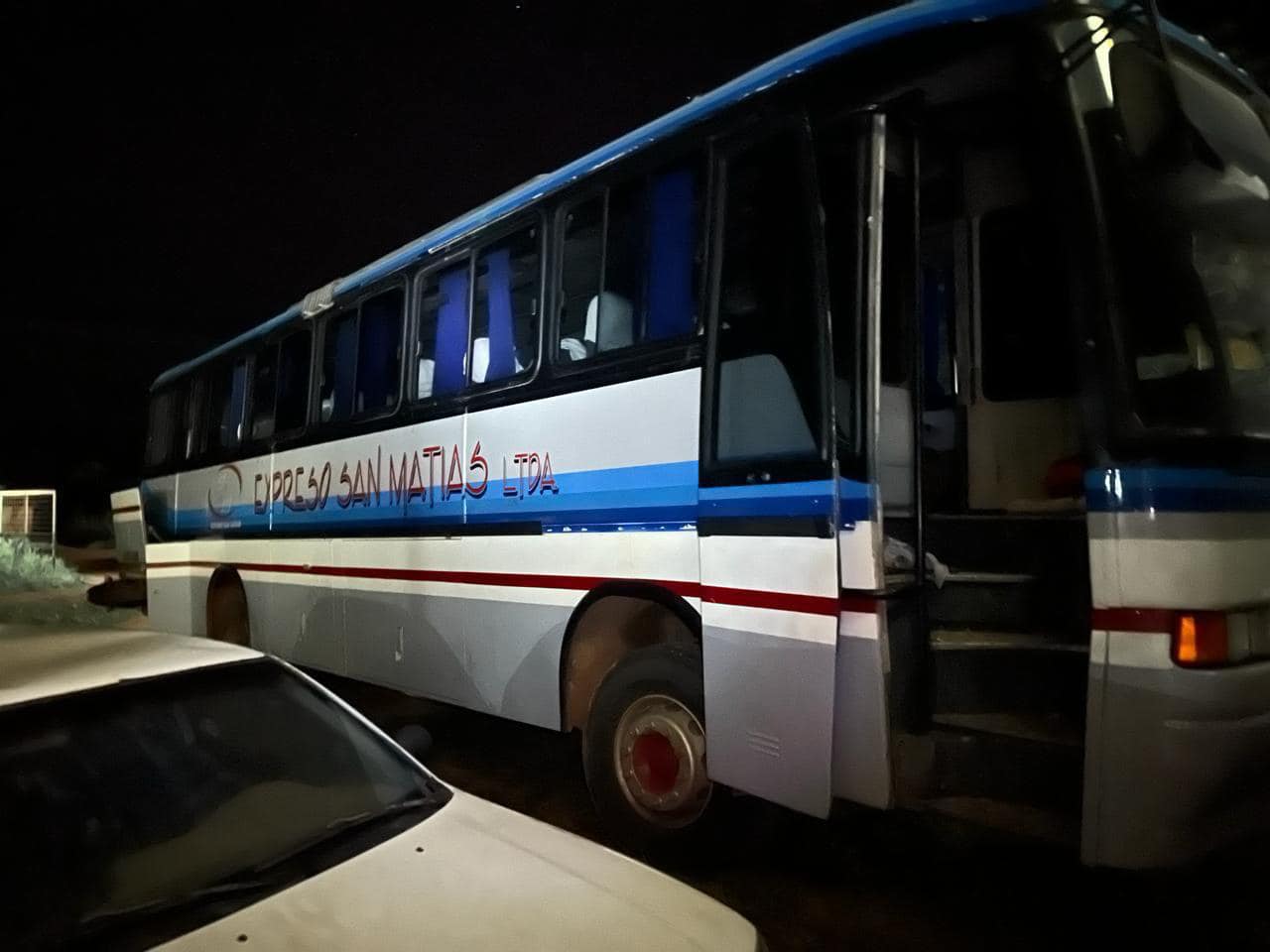 Encuentran 53 kilos de droga en el compartimiento oculto de un bus en Beni