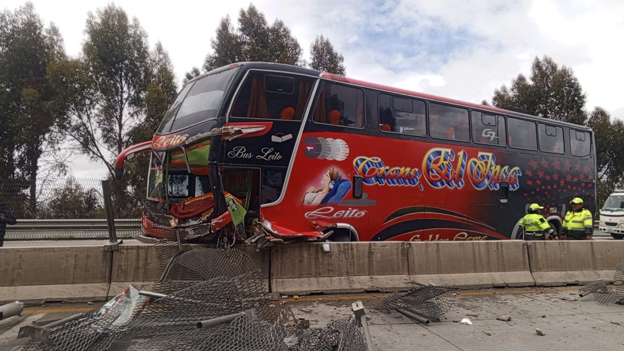 Un conductor pierde el control de su bus y choca contra separadores de concreto de la Autopista La Paz – El Alto