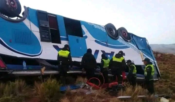 Bus se embarranca y deja al menos dos muertos y más de 20 heridos en la ruta Tarija – Cochabamba