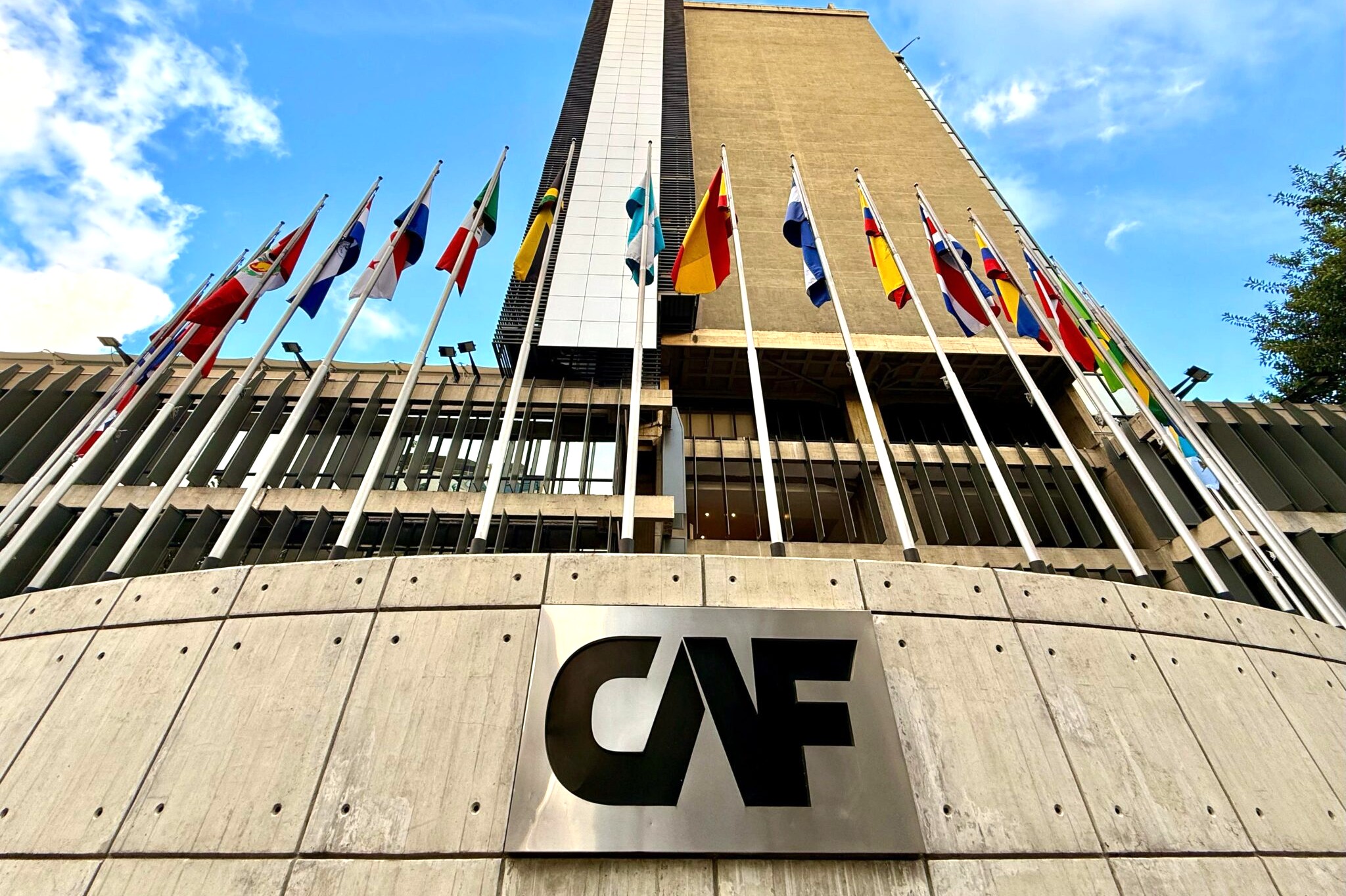 CAF niega que Cerimedo tenga vínculo contractual o de asesoría con la institución