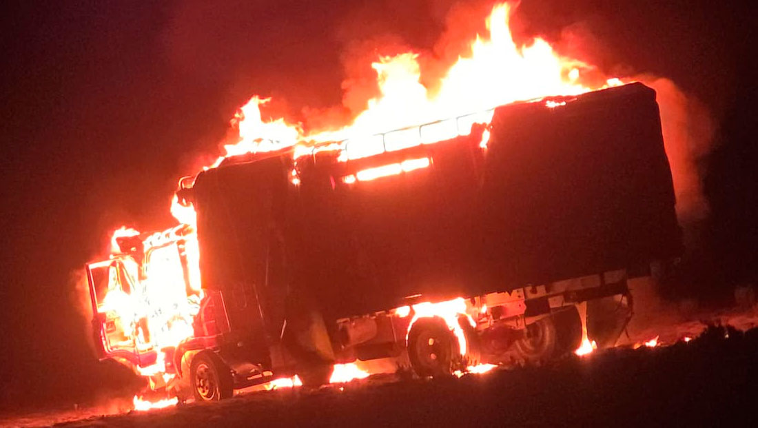 Interceptan camión con mercadería ilegal y lo incineran ante asedio de contrabandistas en Vichuloma