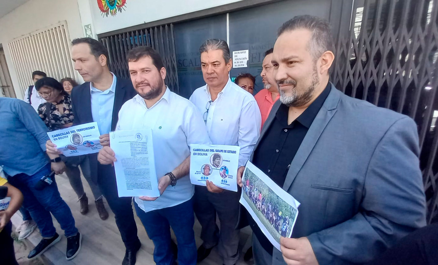 Comité pro Santa Cruz formaliza denuncia contra Evo, Argollo y Salazar por terrorismo