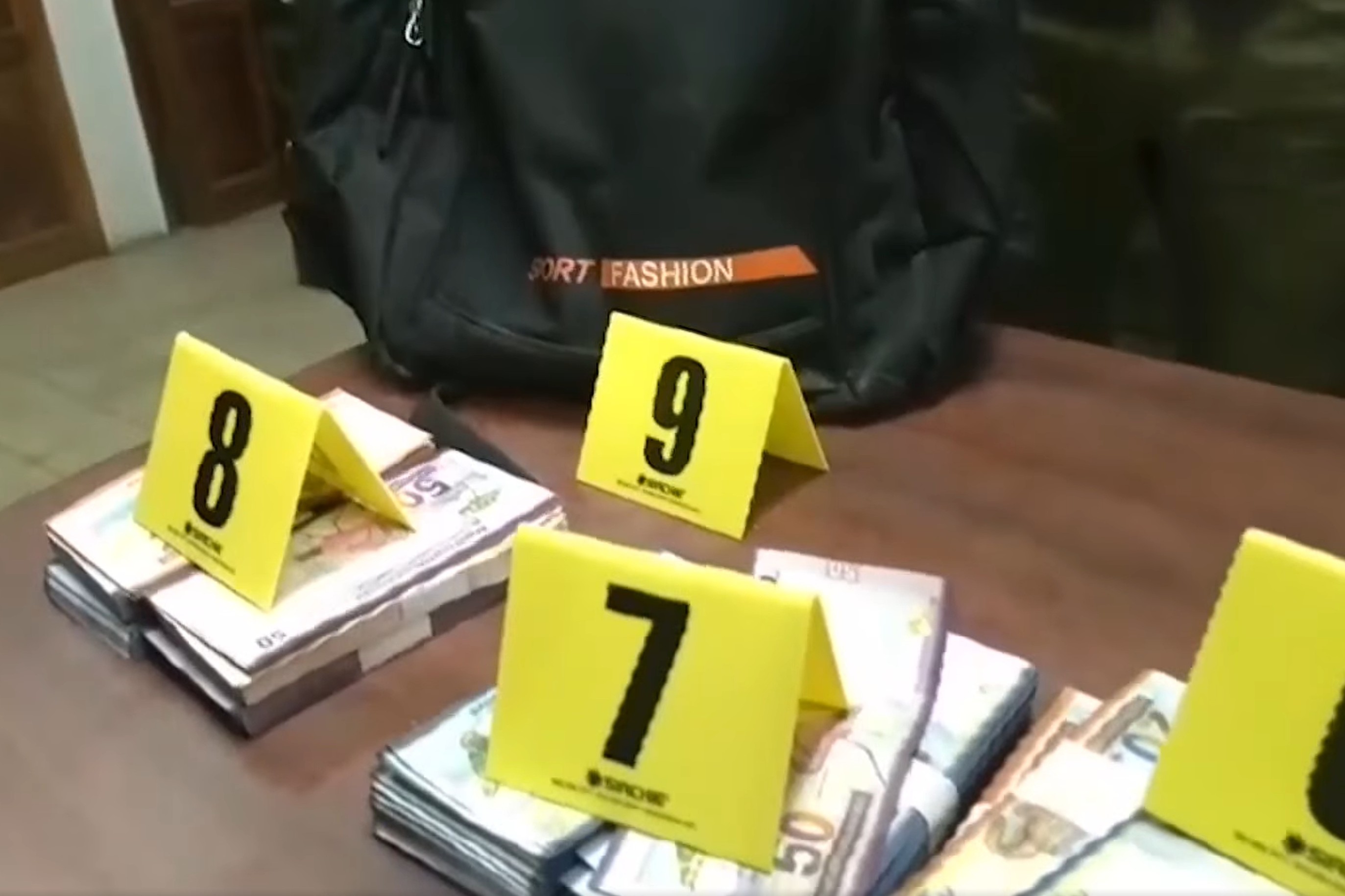 Policía secuestra Bs 71.400 vinculados al avión siniestrado y aprehende a un joven en El Alto