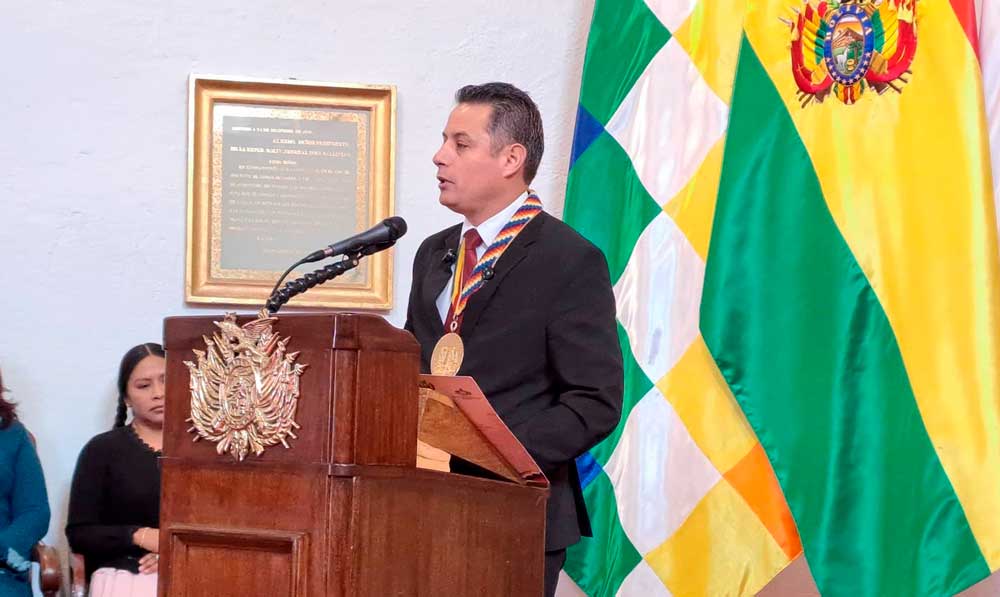 Lara dice a Paz que corrija el rumbo y advierte que “quien le miente al pueblo traiciona a la patria”