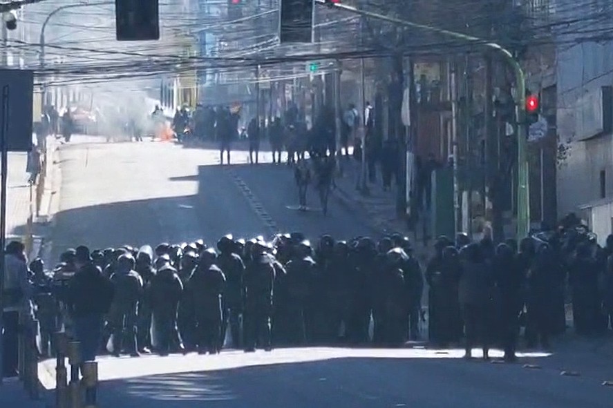 Enfrentamiento entre movilizados y la Policía en el centro p