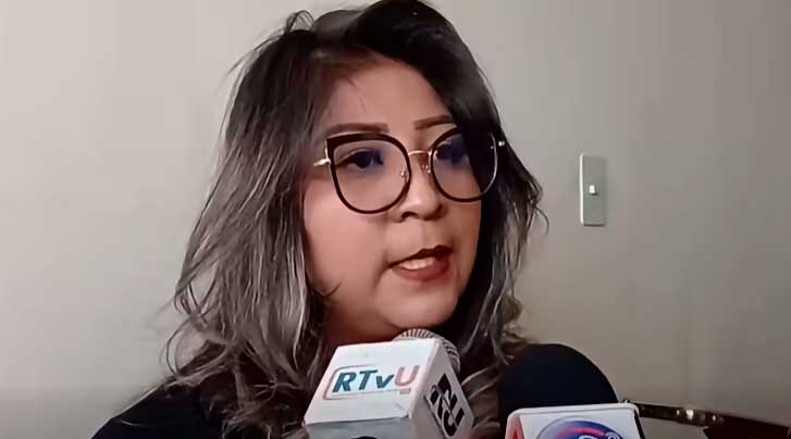 Senadora pide disculpas por errores de lectura en la sesión de honor: “se me ha borrado la vista”