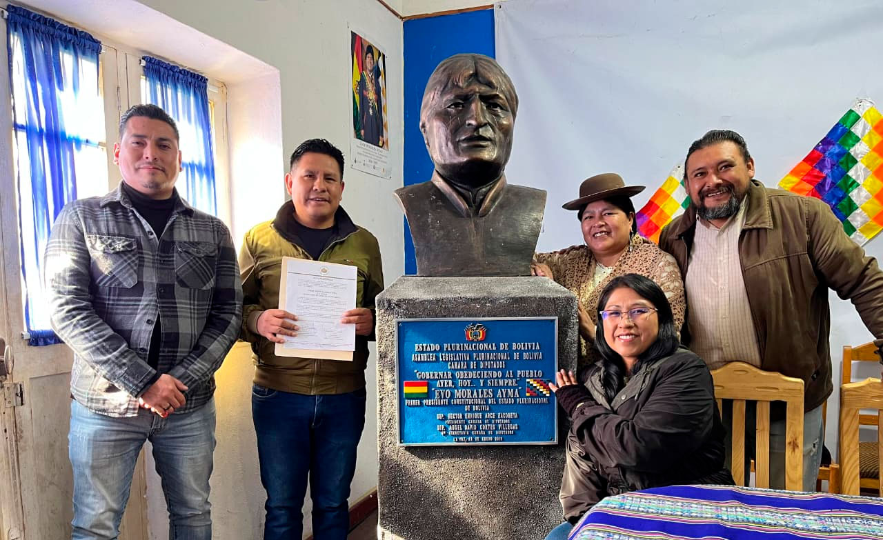 Entregan a los evistas el busto de Evo que fue retirado de la Asamblea