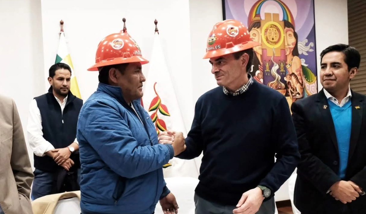 Paz acuerda agenda de trabajo con los fabriles, una de las confederaciones de la COB