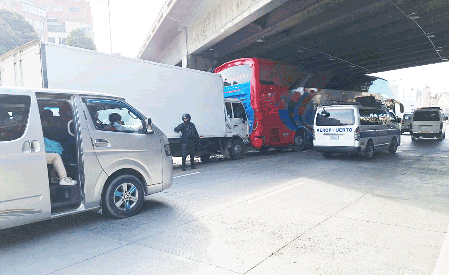 Furgón impacta a minibuses y un ómnibus en el puente de la Cervecería en La Paz