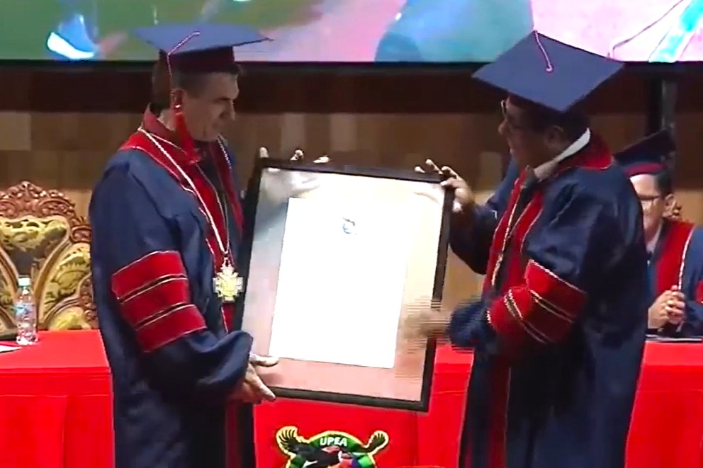 Paz recibe el título de Doctor Honoris Causa de la UPEA