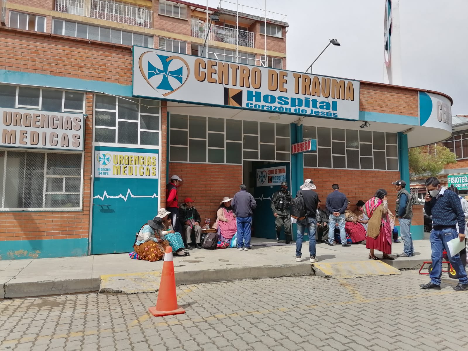 Colisión de un minibús con un camión deja cuatro muertos y 10 heridos en la carretera La Paz - Oruro