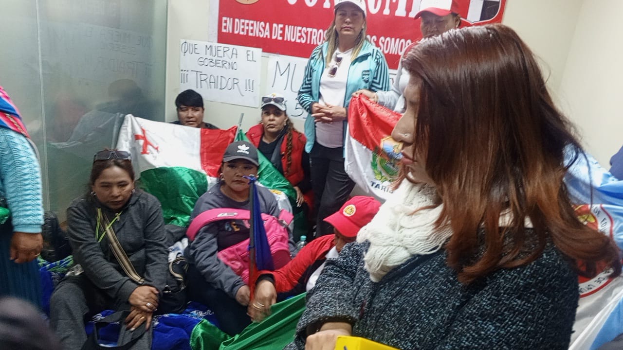 Afiliados a la COB instalan piquetes de huelga de hambre contra el Decreto Supremo 5503