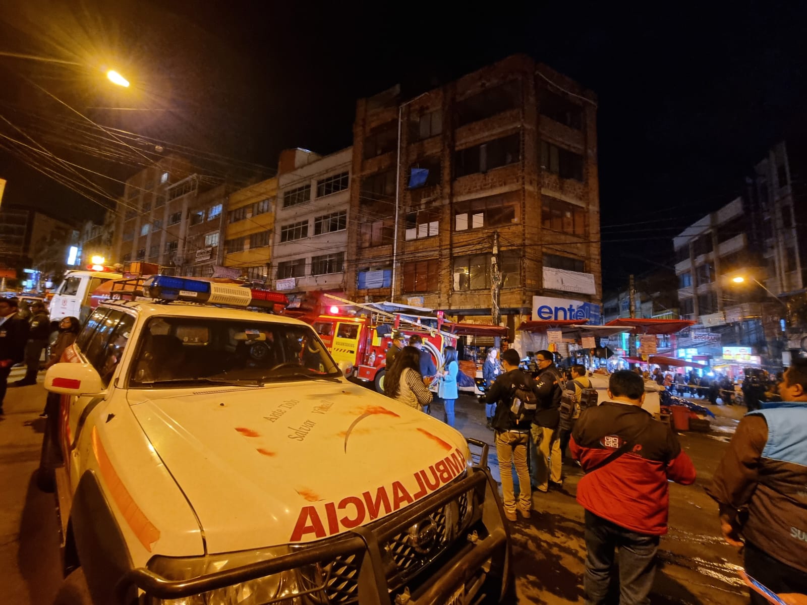 Logran controlar incendio en una casa ubicada en plena zona comercial de La Paz; se descartan heridos