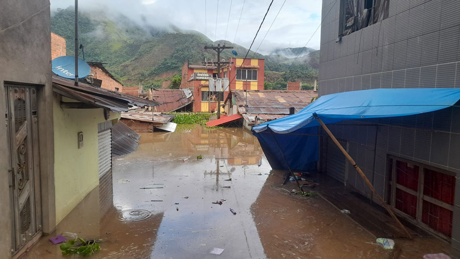 Inundación en Tipuani: dos muros de contención colapsaron por las lluvias