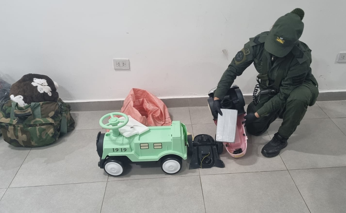 Detenido boliviano en la frontera argentina con 2 kilos de cocaína ocultos en juguetes