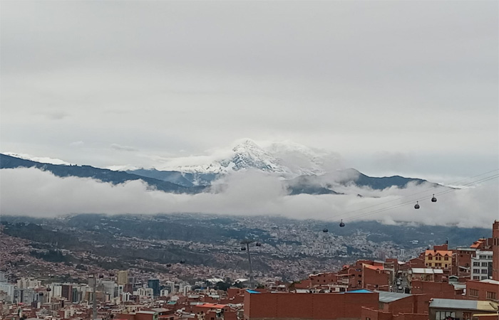 La Paz luce otra faceta con el nevado Illimani tras intensa lluvia y granizo