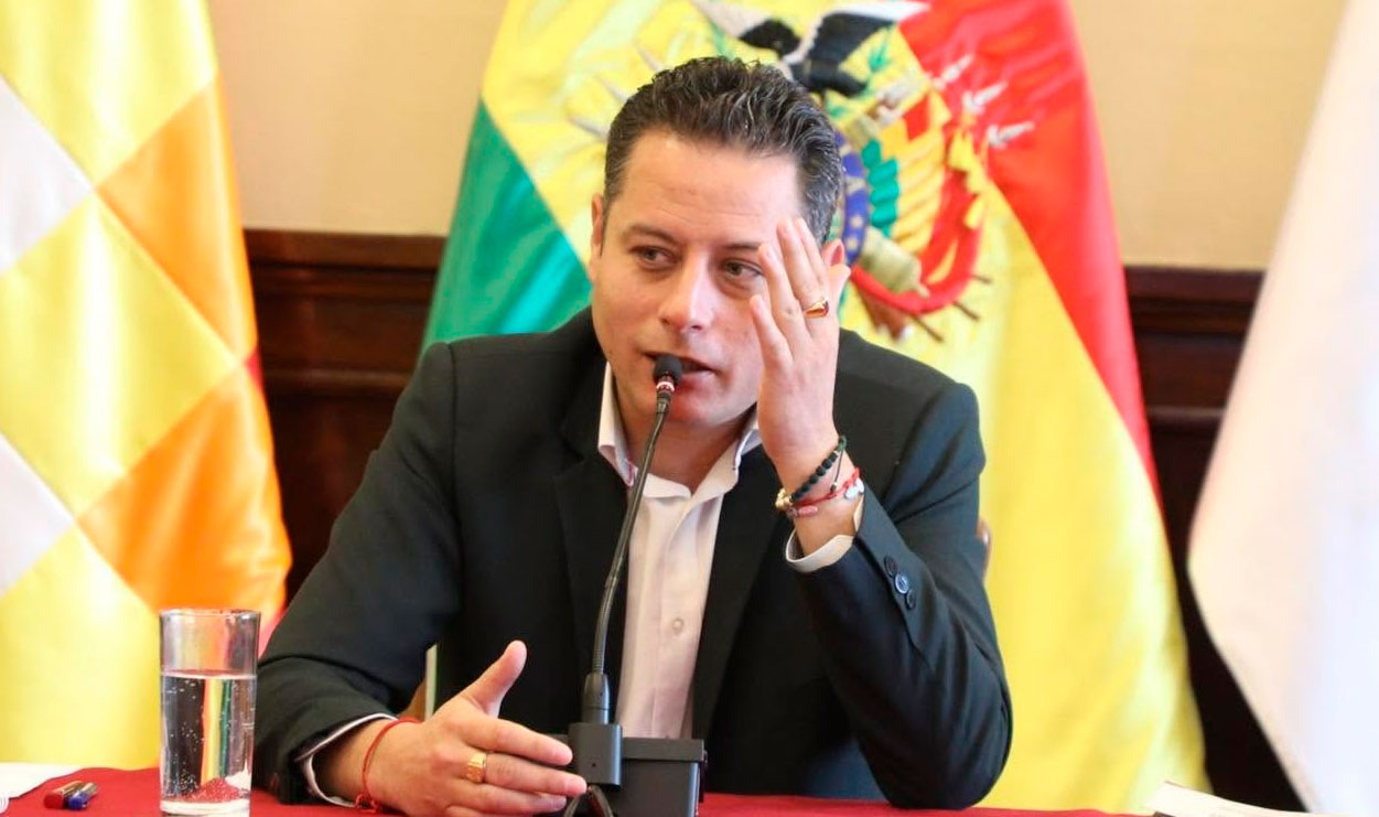 Lara pide "soluciones de fondo" luego de que Paz lo invitó a