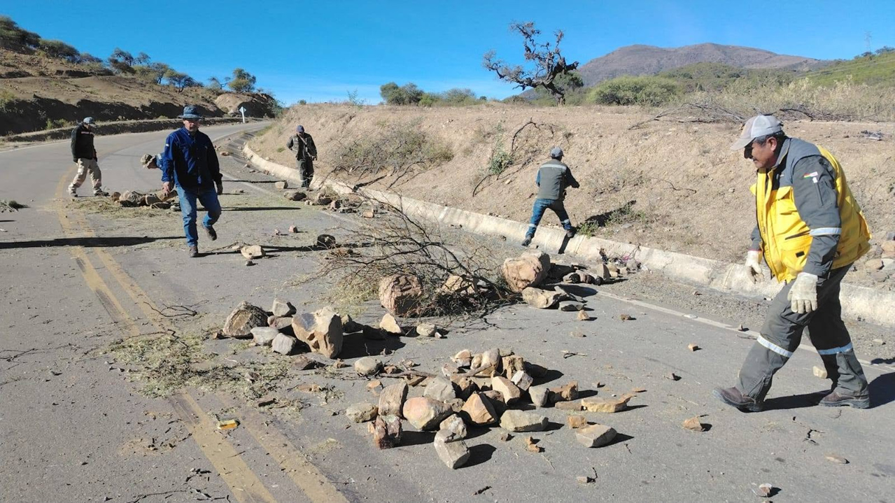 Chuquisaca levanta bloqueo tras acuerdo con pueblos originarios e inicia limpieza de carreteras