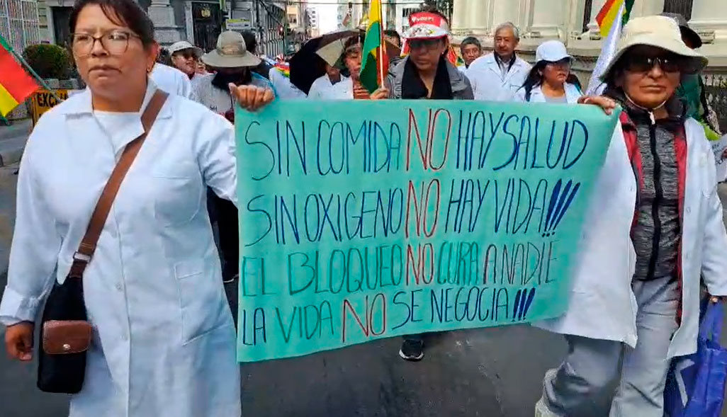 Marcha de mandiles blancos en La Paz pide pausa humanitaria de cinco días en los bloqueos