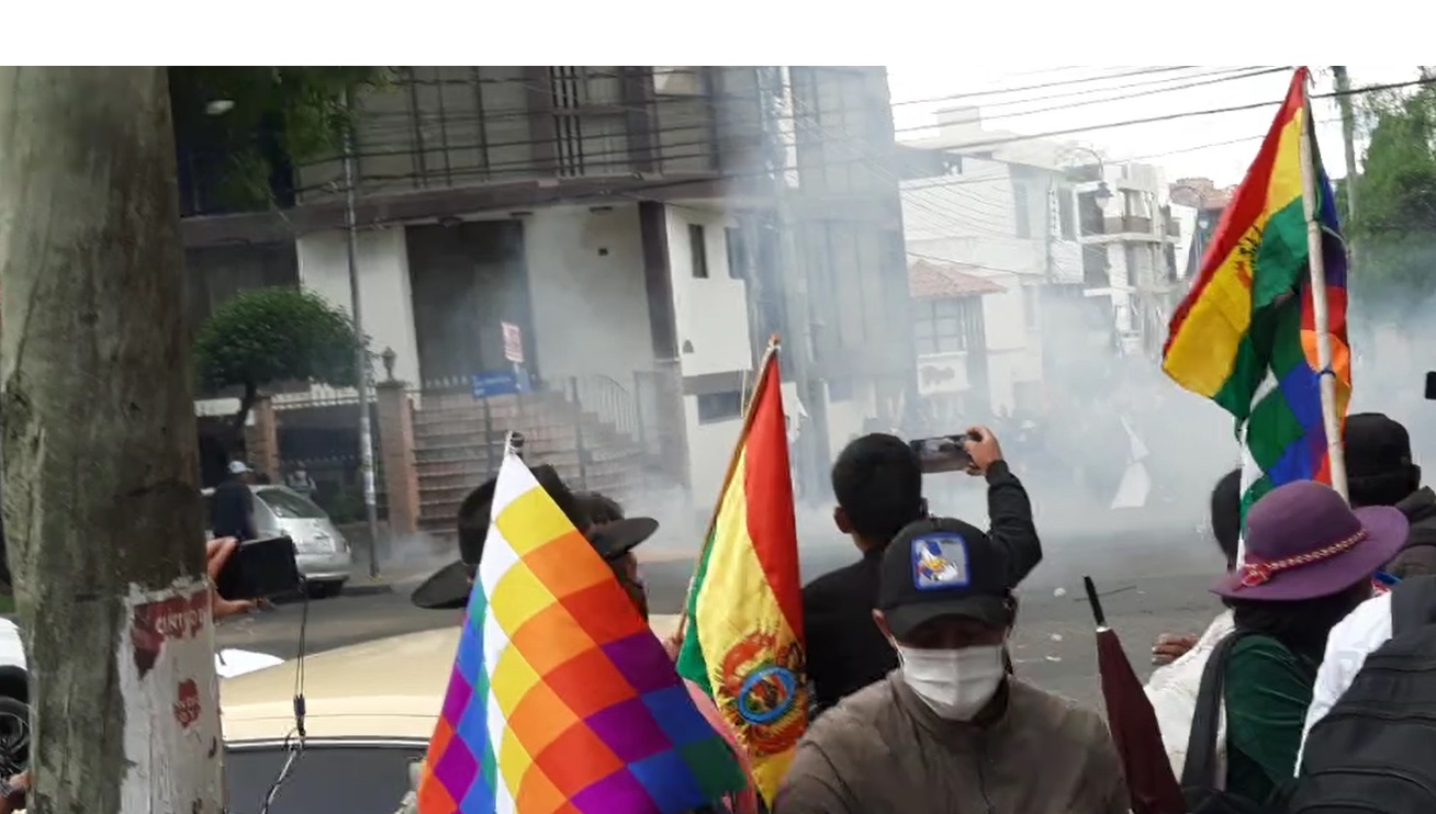 ‘Evistas’ se enfrentan contra la Policía en un intento por romper el cerco policial para llegar al TCP