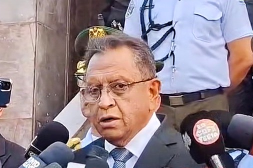 Oviedo contradice a Sokol y asegura que es prioritario detener a Evo Morales
