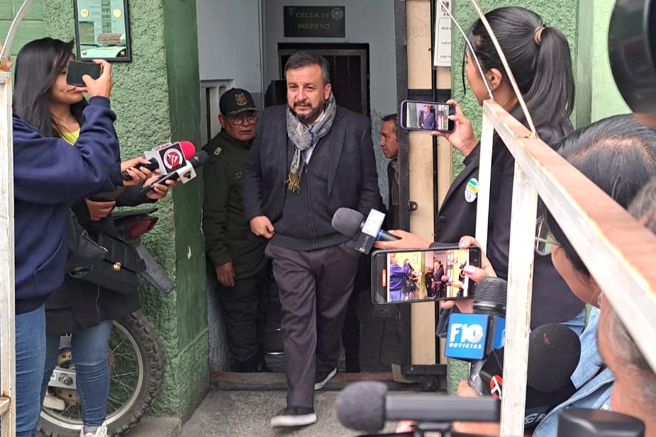 Medinaceli sale de celdas policiales y asegura que se quedará en el país para esclarecer el caso “combustible basura"