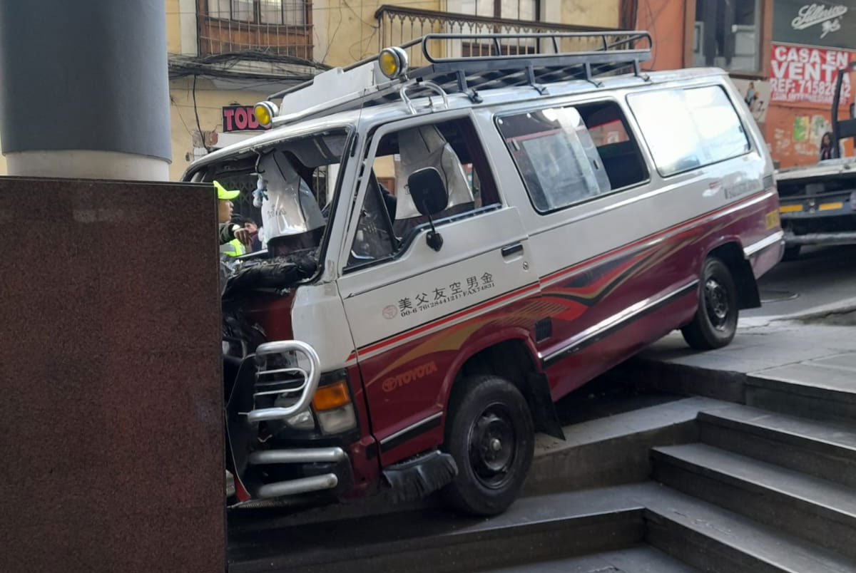 Minibús colisiona con edificio de tribunales en La Paz y hay más de 10 afectados