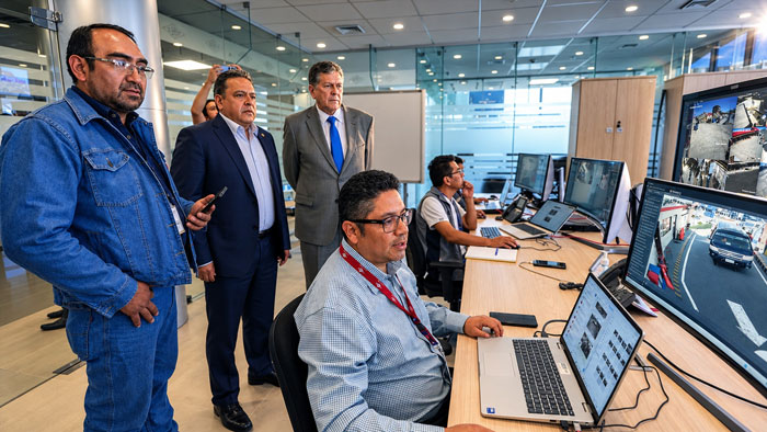 Ministro Blanco inspecciona el Centro de Monitoreo Nacional de YPFB