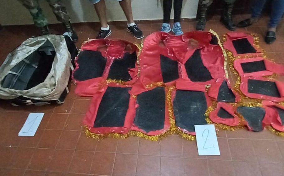 Felcn secuestra 15 kilos de base de cocaína camuflada en una maleta y trajes de moreno