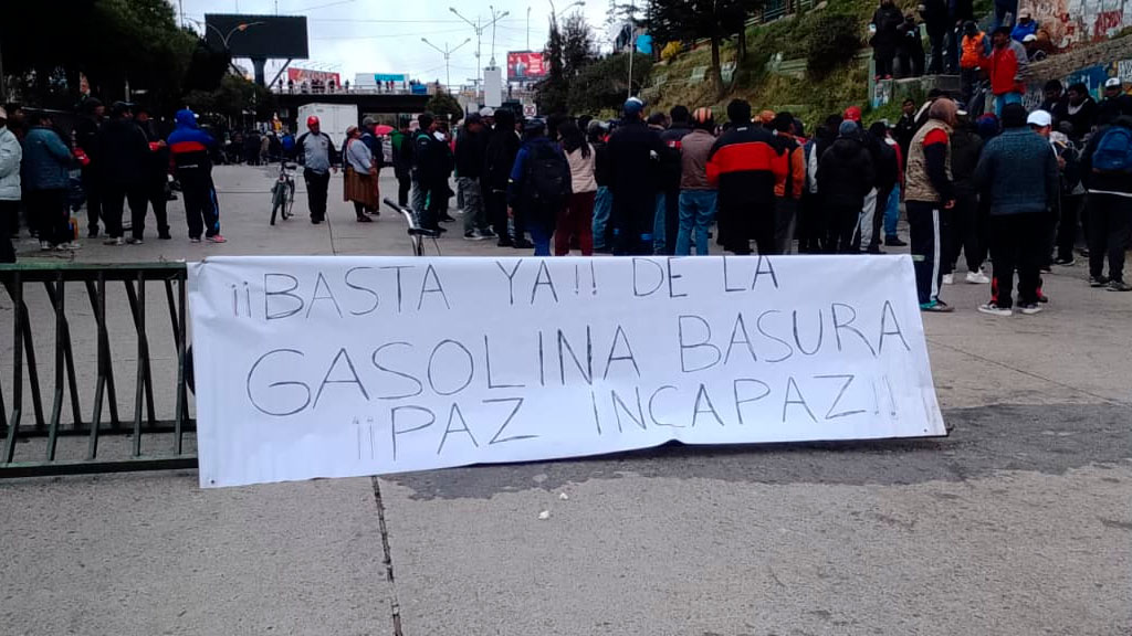 Choferes van al diálogo con una comisión de ministros en medio del paro por el combustible