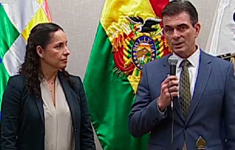 Paz anuncia un “segundo tiempo para YPFB” y fija como meta la producción de gasolina este año