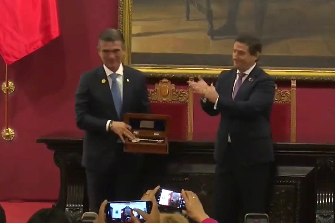 Rodrigo Paz es declarado Huésped Ilustre de Lima y recibe la Llave de la Ciudad