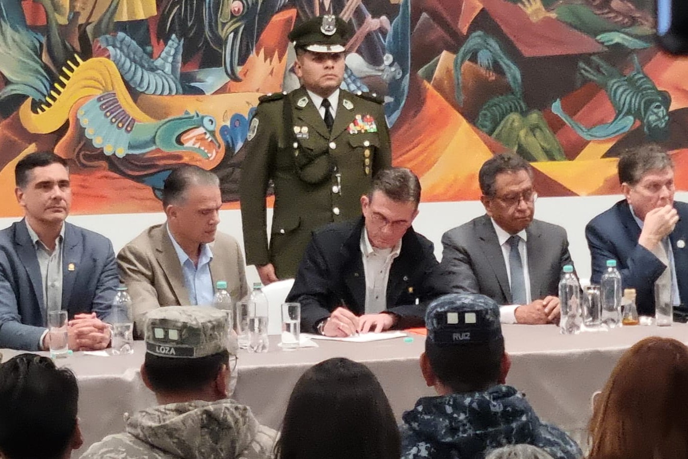 Paz promulga la ley que regula los Estados de Exce
