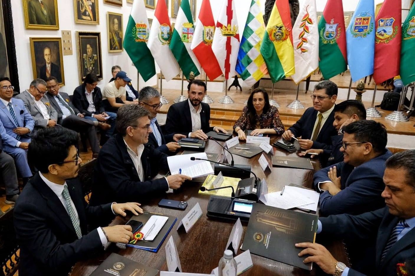 Paz y gobernadores firman acuerdo del 50/50 que proyecta redistribuir recursos y tributos desde 2027
