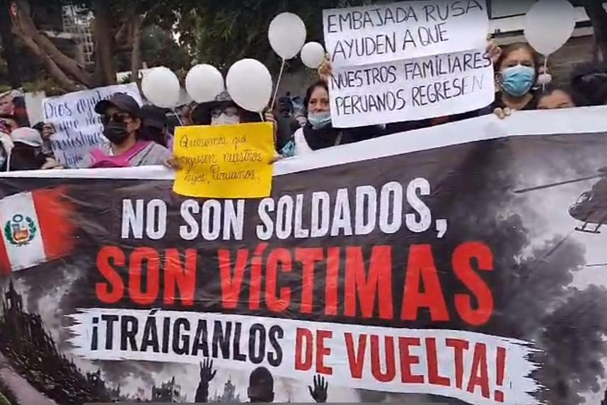 El drama de las familias de peruanos reclutados con engaños para ir a la guerra: burocracia, amenazas e incertidumbre