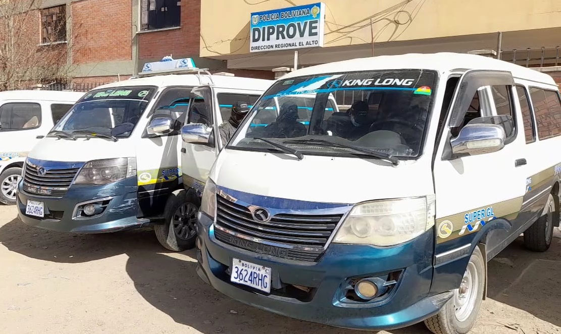 dos minibuses el mismo número de placa en El Alto e indagan cuál es 'clonado' |