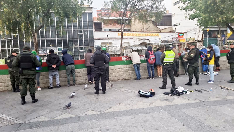 Arrestan a 13 personas sospechosas de cometer delitos en las calles de La Paz