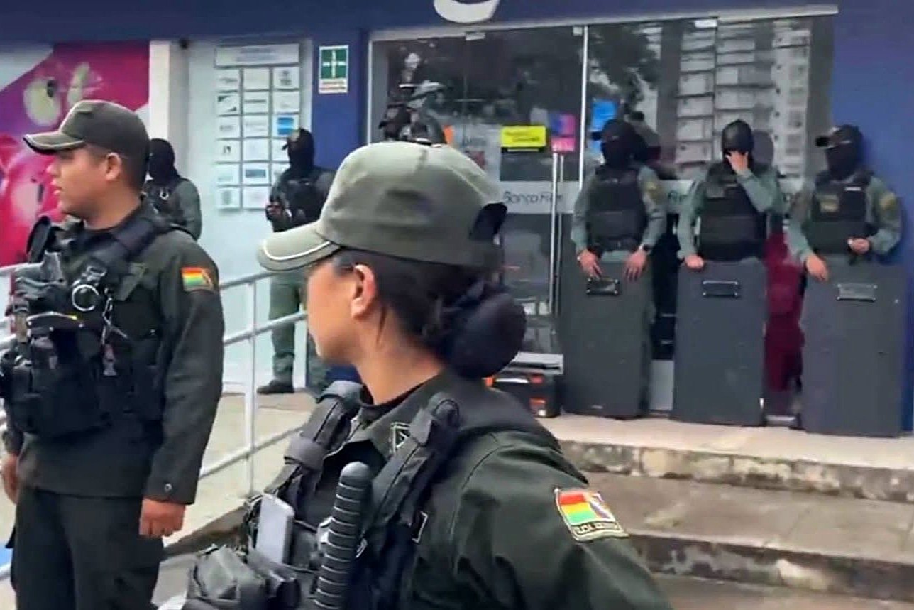 Encapuchado atraca a mano armada un banco en Santa Cruz; Policía activa operativo de búsqueda