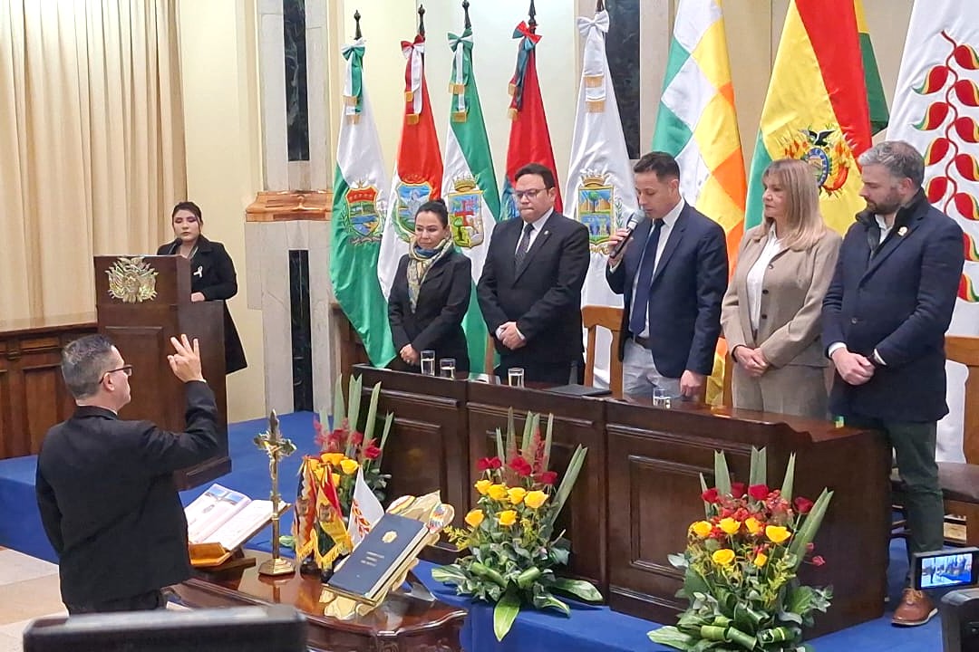 Lara posesiona a José Armando Urioste como fiscal general interino
