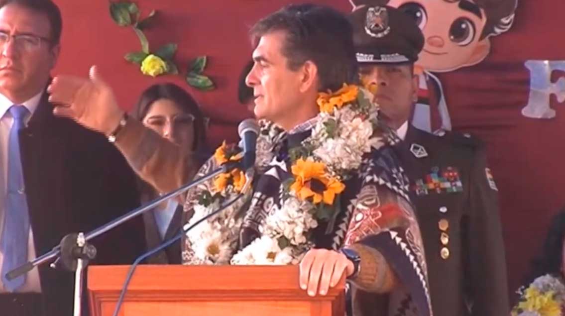 Paz inaugura el año escolar con la promesa de conectar internet wi-fi en regiones alejadas