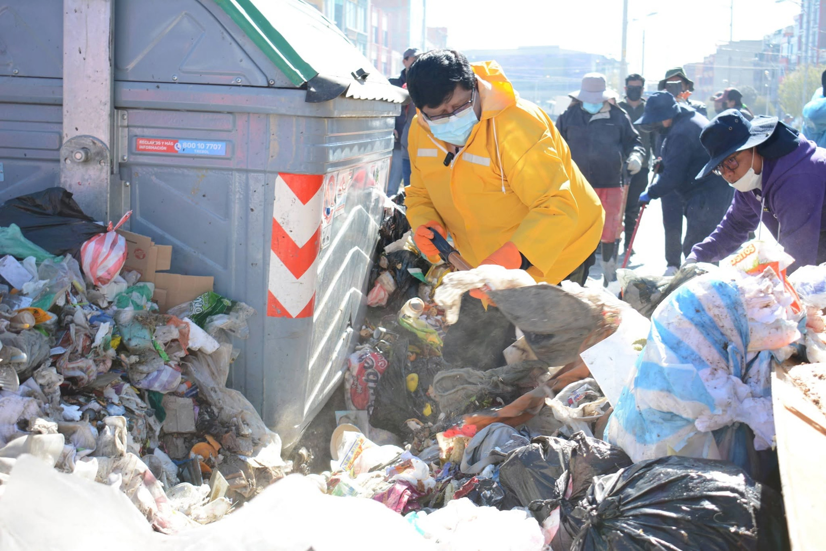 Alcalde Roca encabeza acción comunal  para retirar basura en