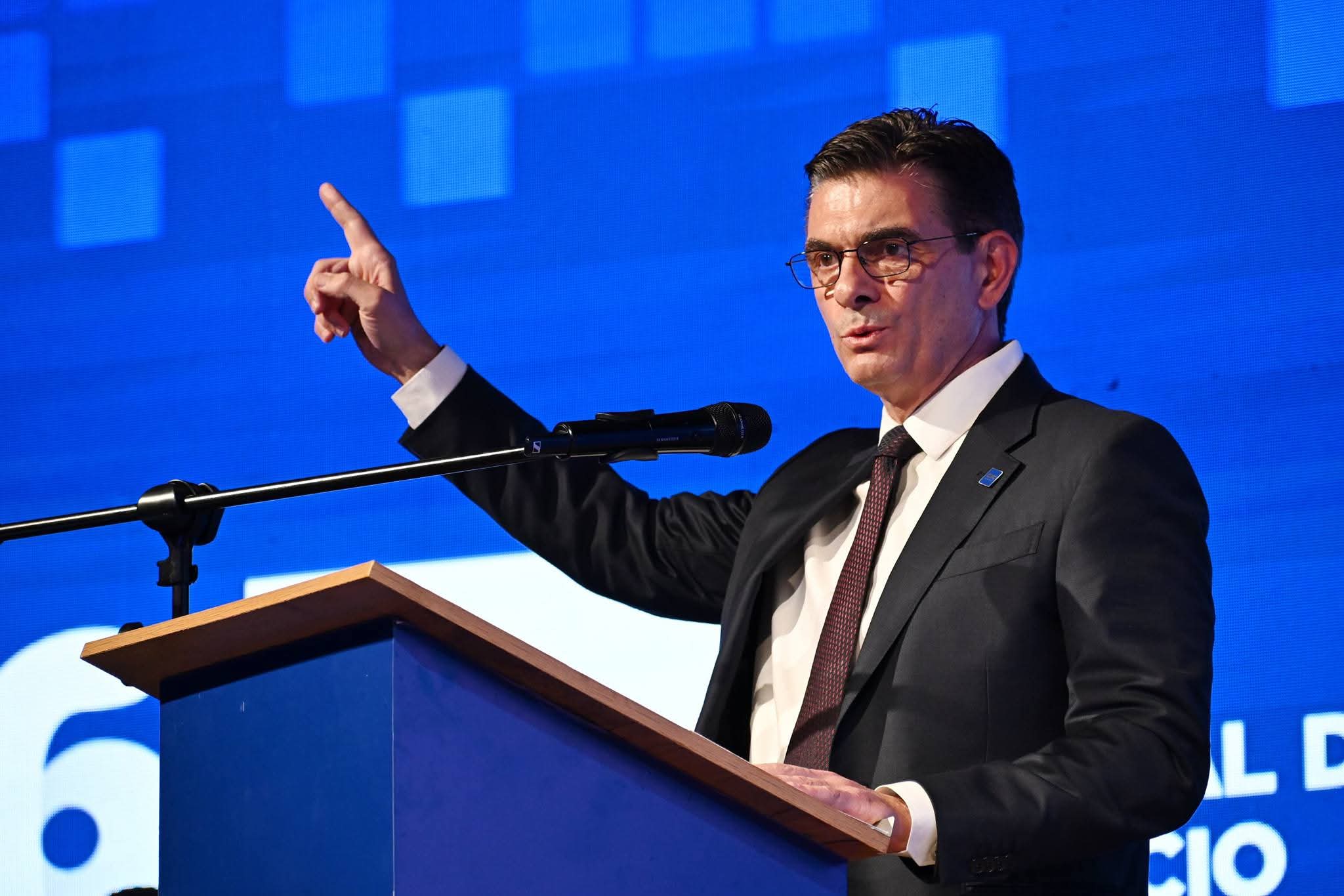 Paz denuncia ineficiencia de laboratorios en YPFB y habla de sabotaje